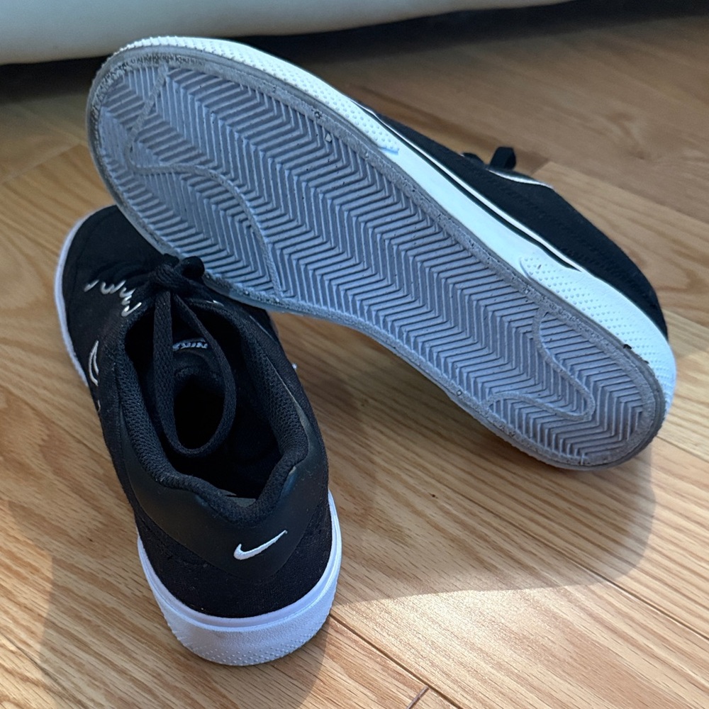 Nike women Black and White Sneakers - Picture 6 of 6
